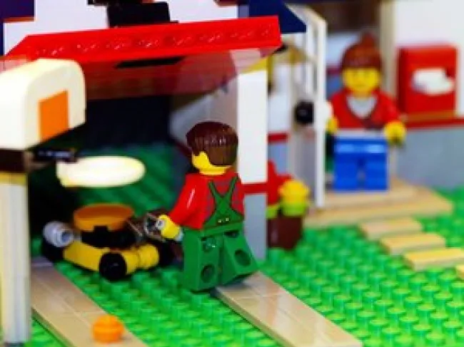 Un-PC Lego Insists on Making Toys Girls Like